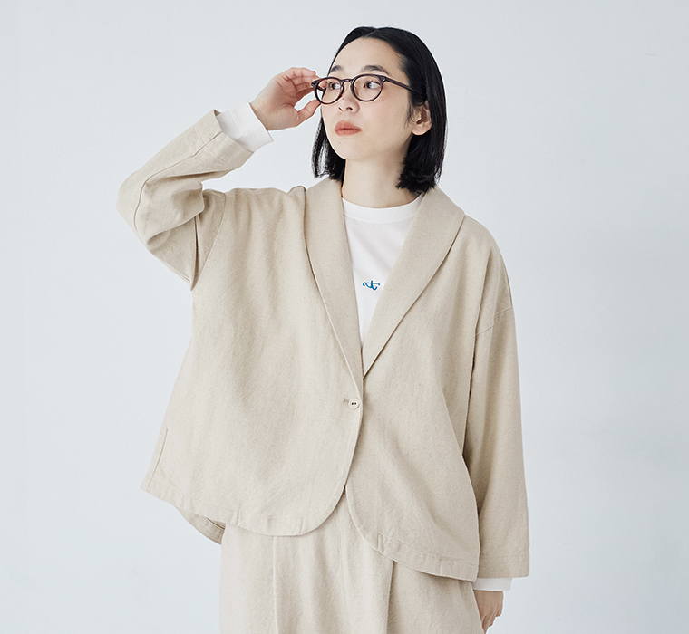 &yarn コットンリネンツイル ショールカラージャケット(ベージュ)のショールカラー、ボタン、裾