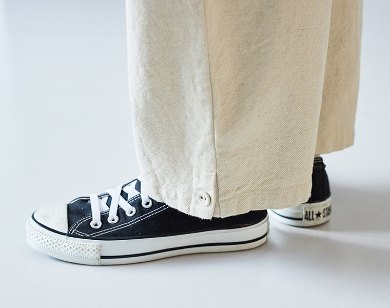 &yarn コットンリネンツイル 裾ボタンパンツ(ベージュ)の裾ボタン