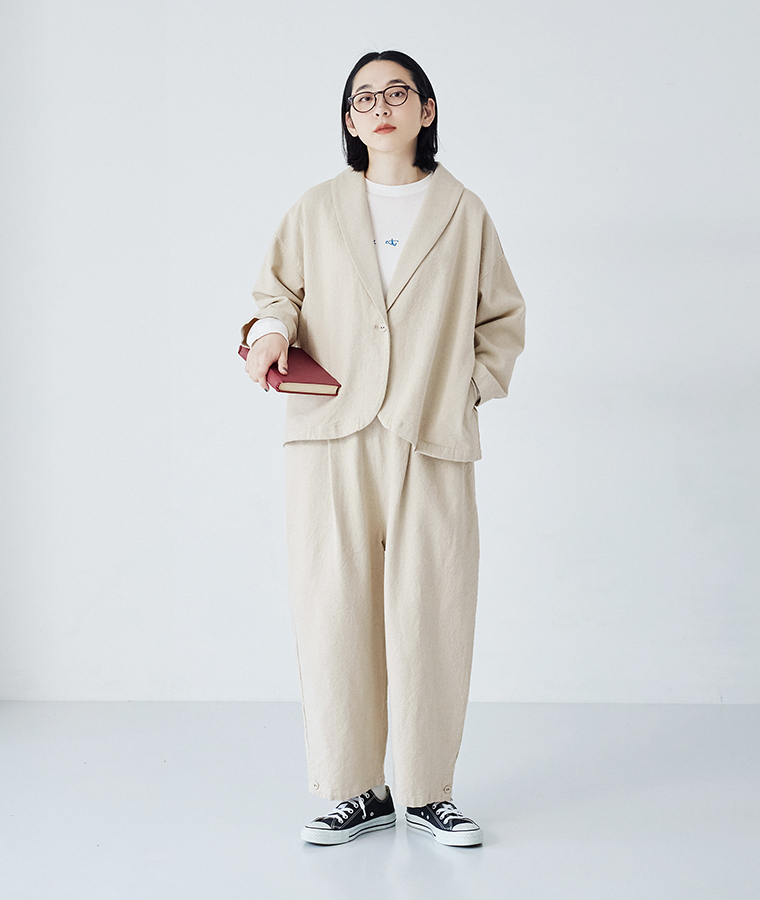 &yarn コットンリネンツイル 裾ボタンパンツ(ベージュ)全身前