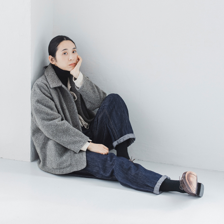 ista-ire  ブークレ　2wayカラーショートコート　グレー　座ったイメージ