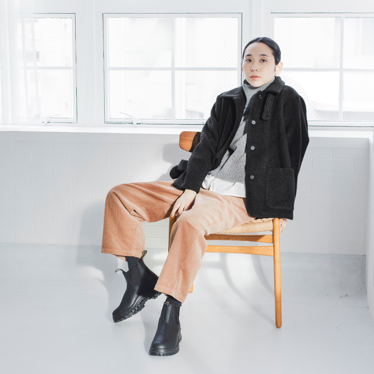 ista-ire  ブークレ　2wayカラーショートコート　ブラック　座ったイメージ