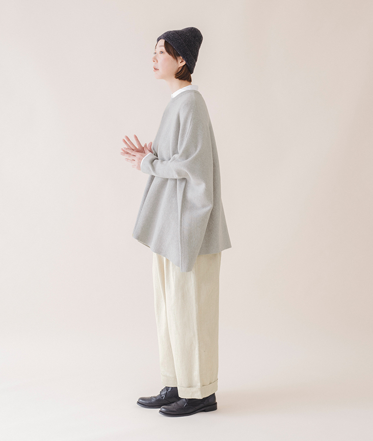 &yarn ニットワイドプルオーバー(杢グレー)のアレンジ全身横