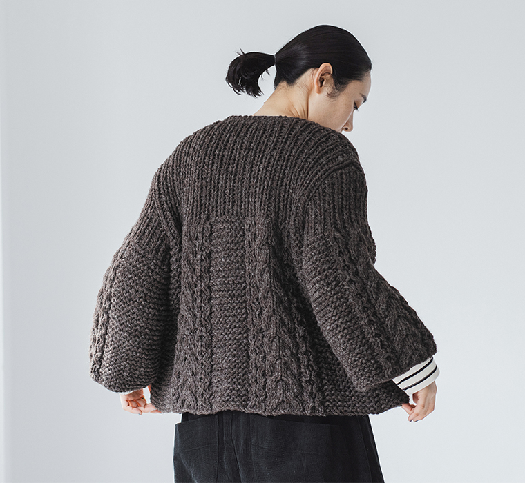 TANG ペルーハイランドウールハンドニットカーディガン ダークブラウン 後ろ