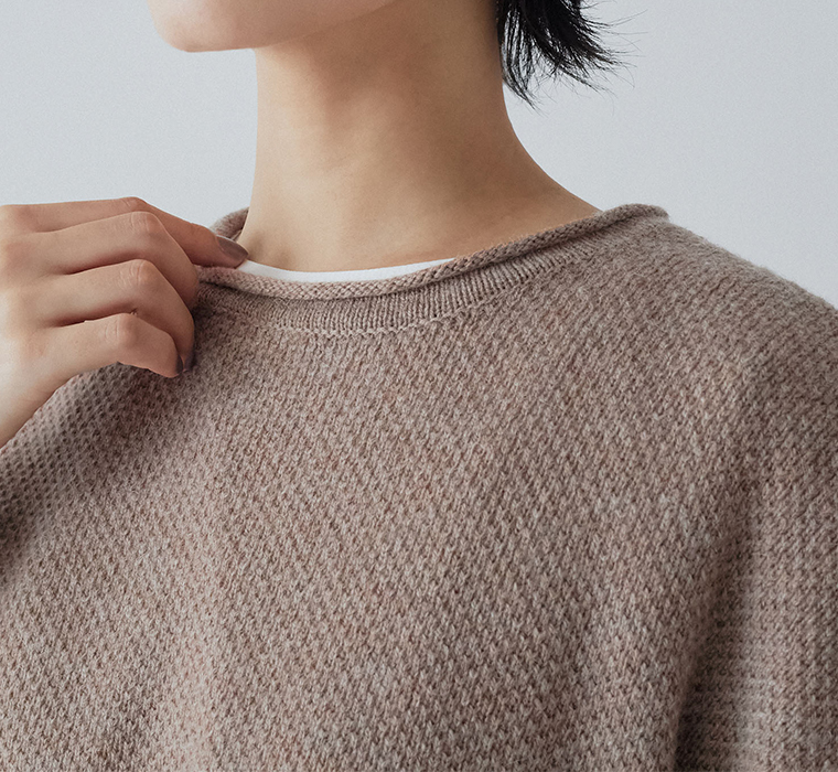 Bliss bunchラムナイロン 鹿の子 ワイドドロップベスト杢モカの鹿の子編みとロールした首元