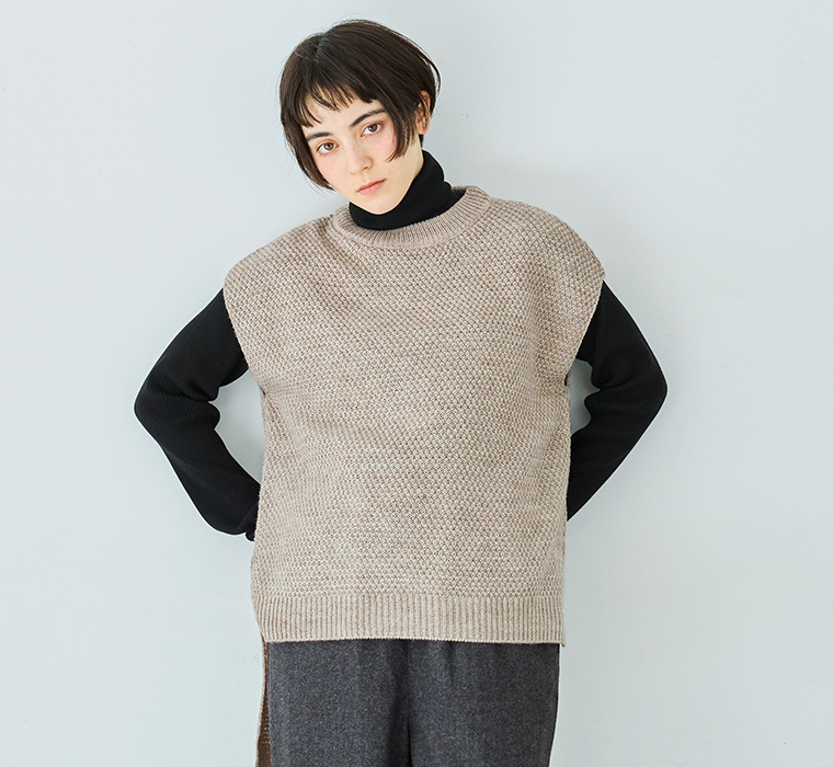 08Mab アクリルウール鹿の子編みベスト ベージュ 上半身寄り