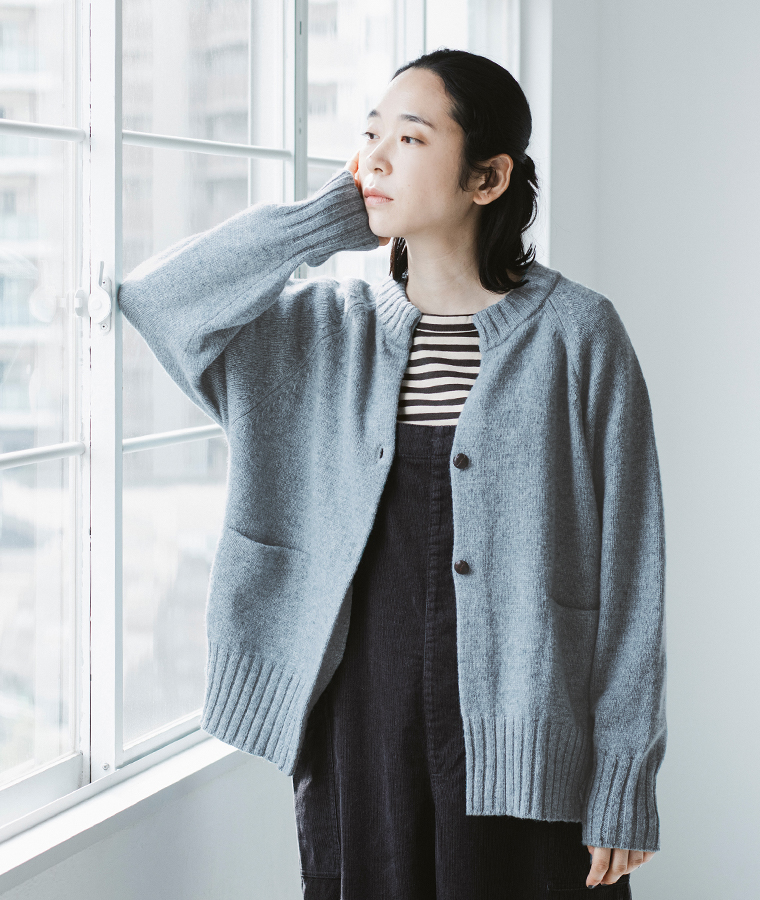 Bliss bunch ラムナイロンサイドスリットラグランカーディガン(杢グレーサックス)の上半身寄り前