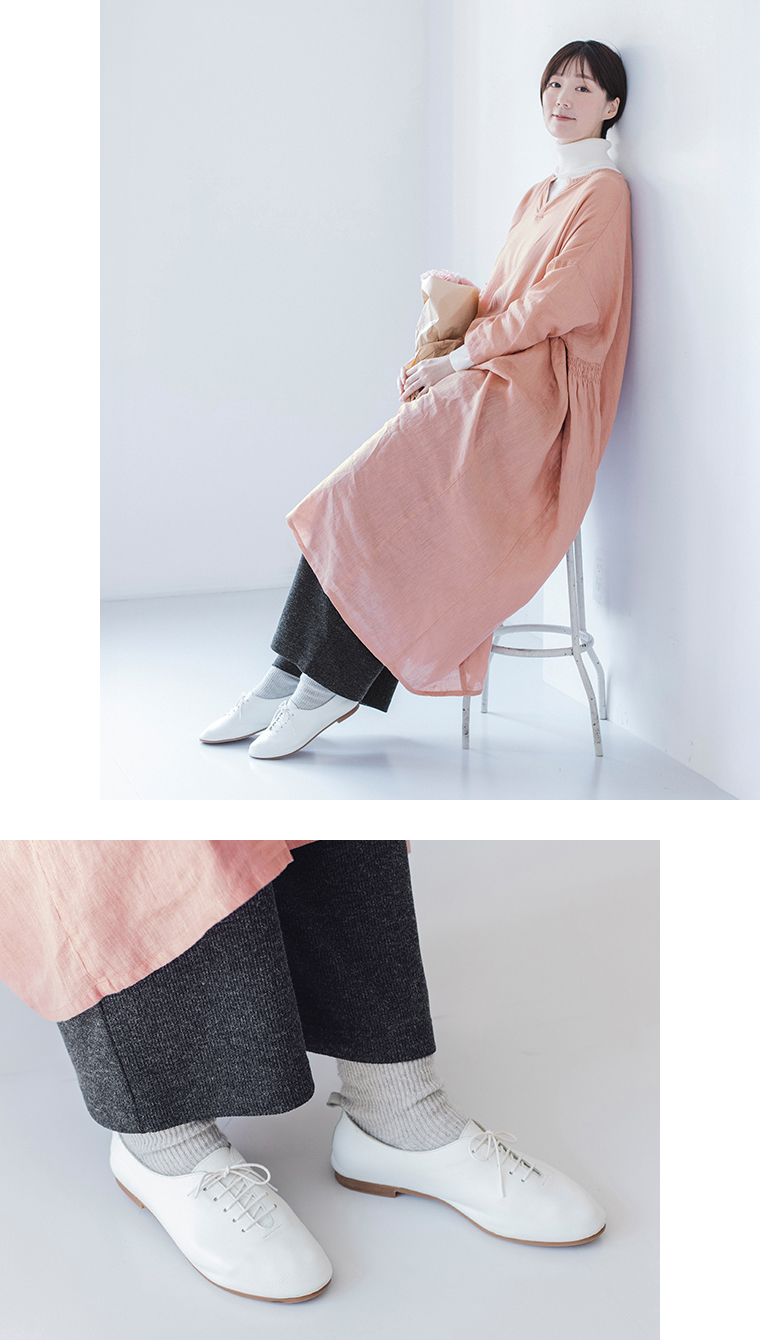 【 &yarn 】ニットワイドパンツ style03 チャコール 全身コーディネート座り＆裾寄り