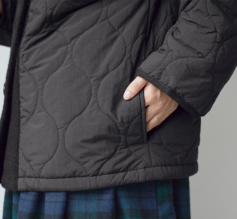 &yarn キルティング×ニット ノーカラージャケットブラックのポケットと袖口のパイピング