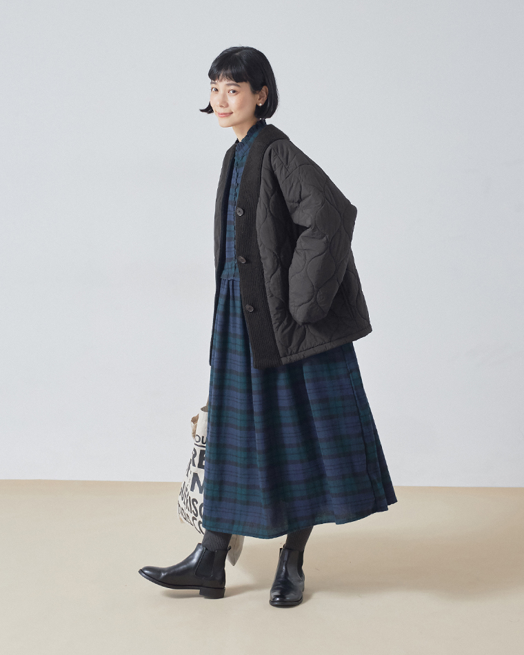 &yarn キルティング×ニット ノーカラージャケットブラックの肩の切り替え