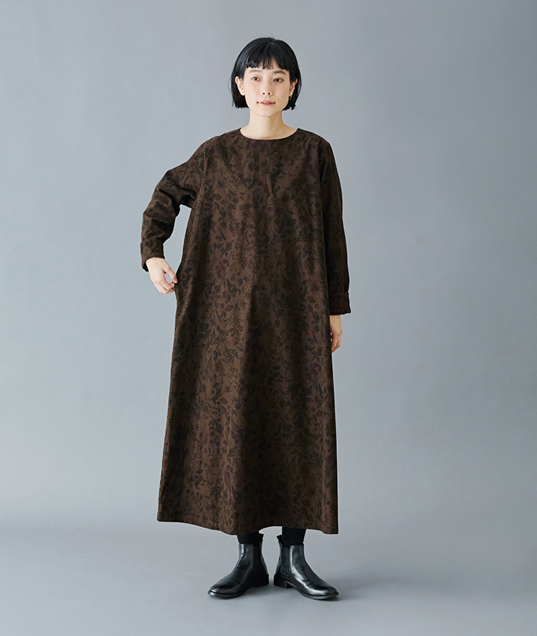 &yarn  コットンボタニカルプリントコーデュロイワンピース(ブラウン)の全身前