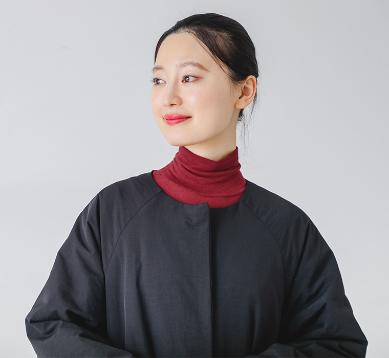 【 m.n 】バルーン中綿ノーカラーロングコート ブラック 襟元見せ