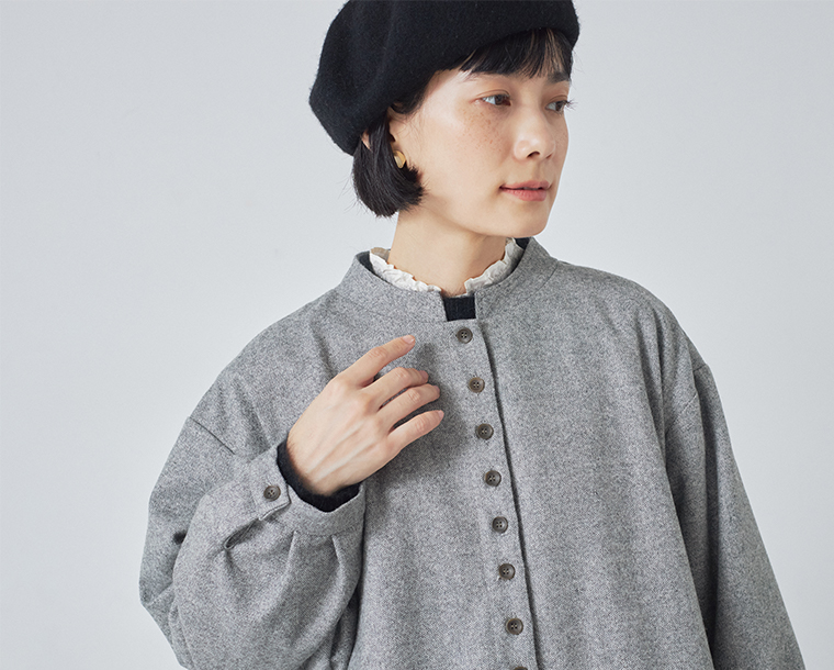 08Mab 別注ウールツイードロングコート グレー 上半身寄り