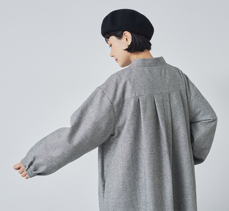 08Mab 別注ウールツイードロングコート グレー 上半身寄り後ろ