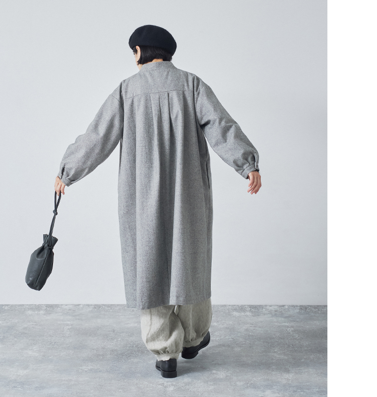 08Mab 別注ウールツイードロングコート グレー 全身後ろ