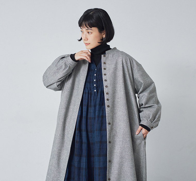 08Mab 別注ウールツイードロングコート グレー ワンピース合わせ 上半身寄り