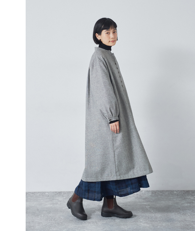 08Mab 別注ウールツイードロングコート グレー ワンピース合わせ 前閉じ横