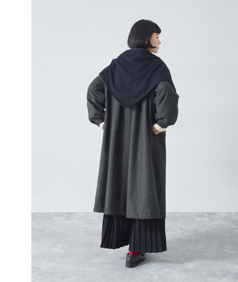 08Mab 別注ウールツイードロングコート ブラック 全身後ろ