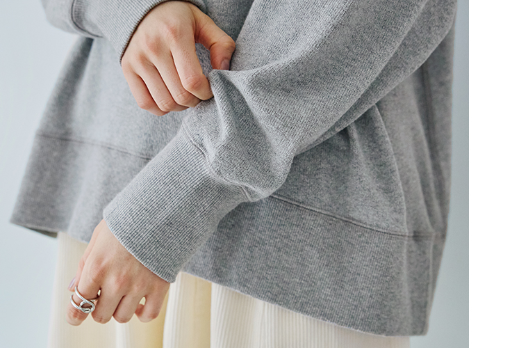 UNPLE  ニット裏起毛モックネックプルオーバー　袖のアップ