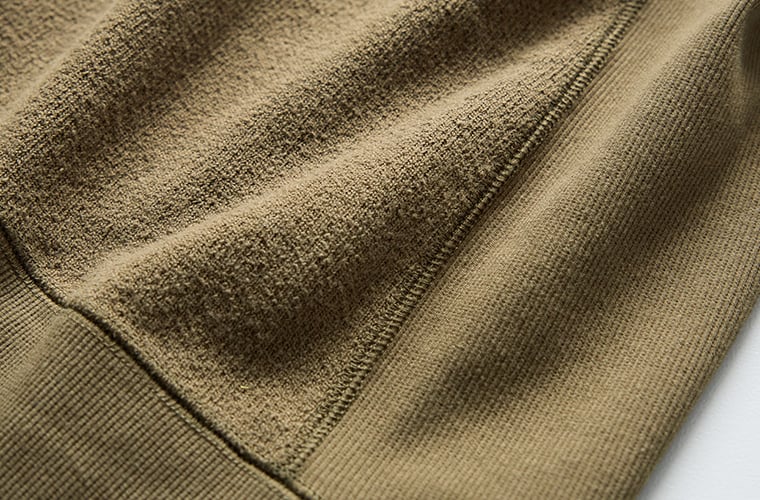 UNPLE  ニット裏起毛モックネックプルオーバー　上半身寄りとモックネックのデザイン