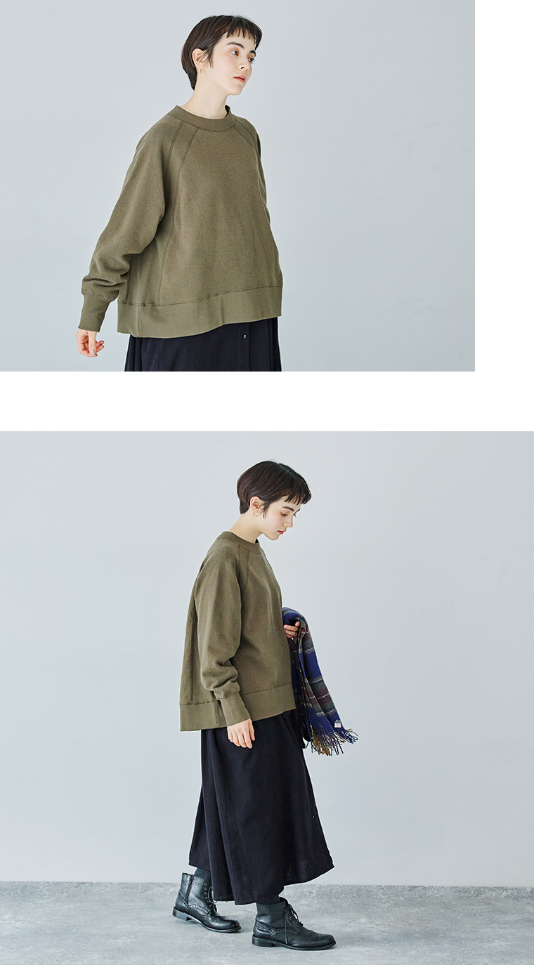 UNPLE  ニット裏起毛モックネックプルオーバー(カーキ)　横の寄りと全身