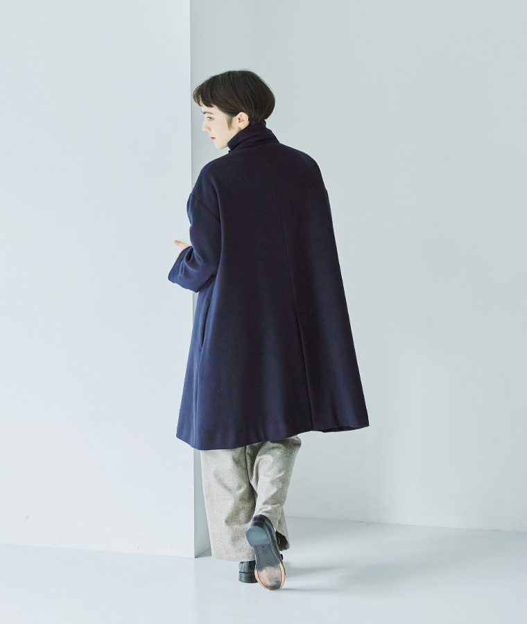 メルトントグルコートのバックシルエット