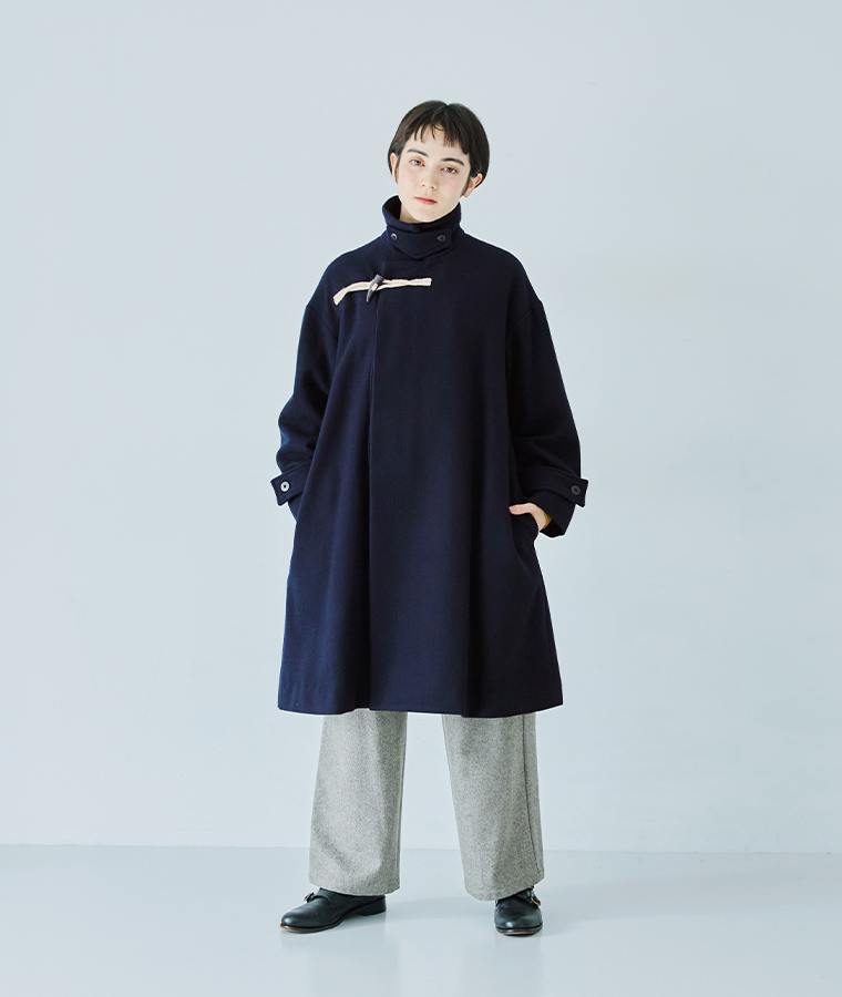 メルトントグルコートの正面シルエットと素材感