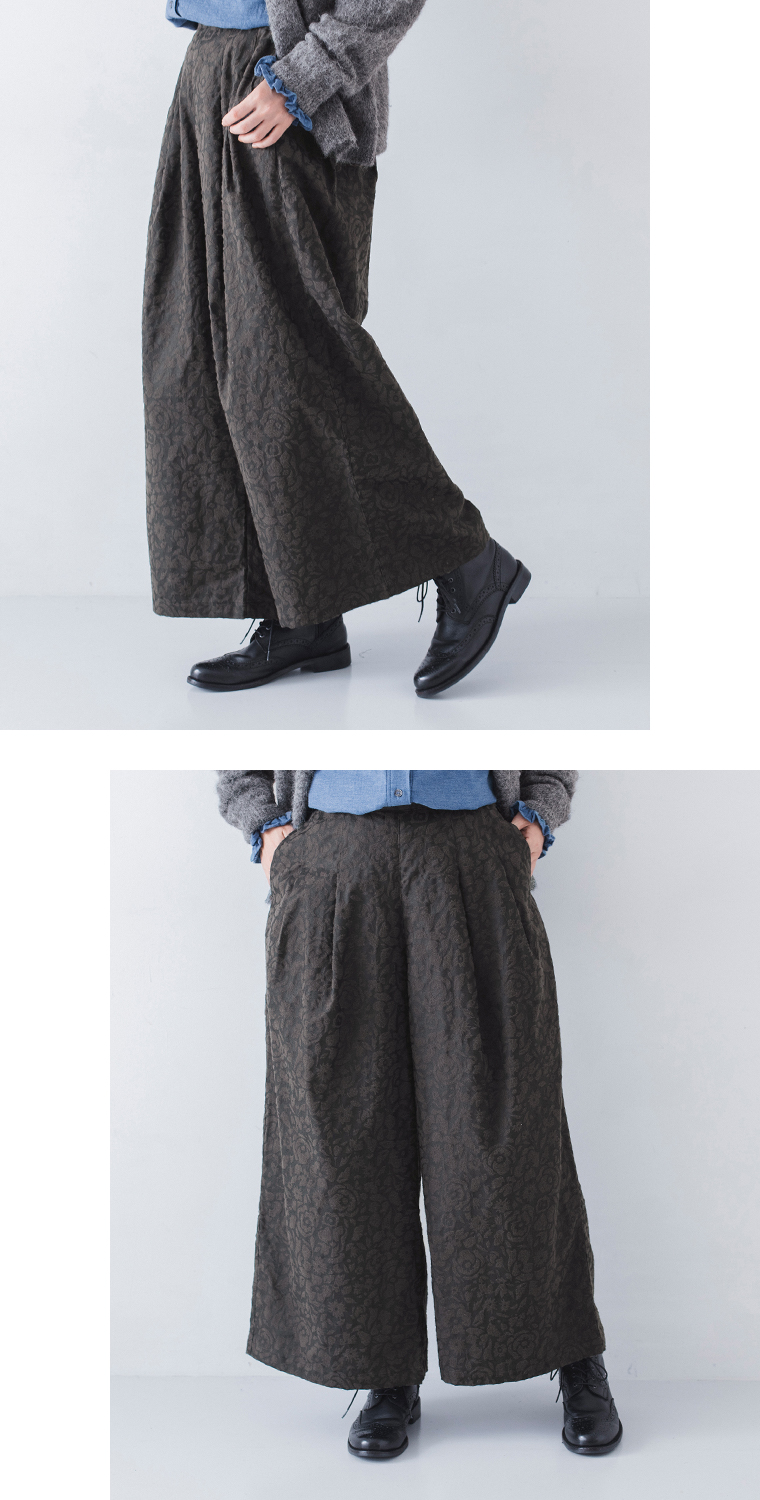 ichi ビエラ起毛フラワーセミワイドパンツ(チャコール)の下半身横と前