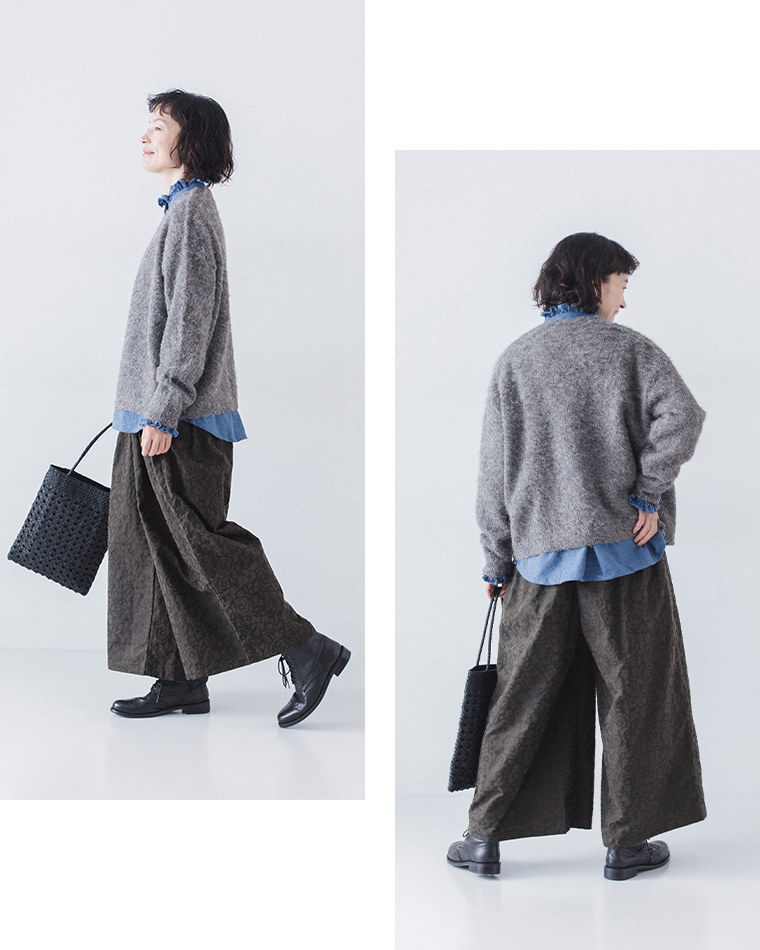 ichi ビエラ起毛フラワーセミワイドパンツ(チャコール)の全身横と後ろ