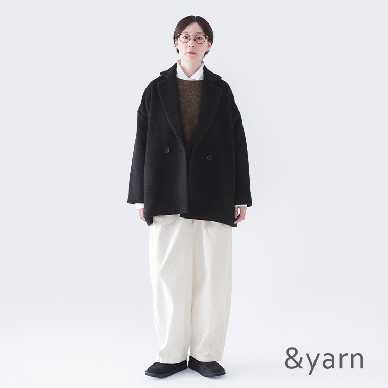 シャギー素材のオーバーサイズコートを着た女性モデル（メインビジュアル）