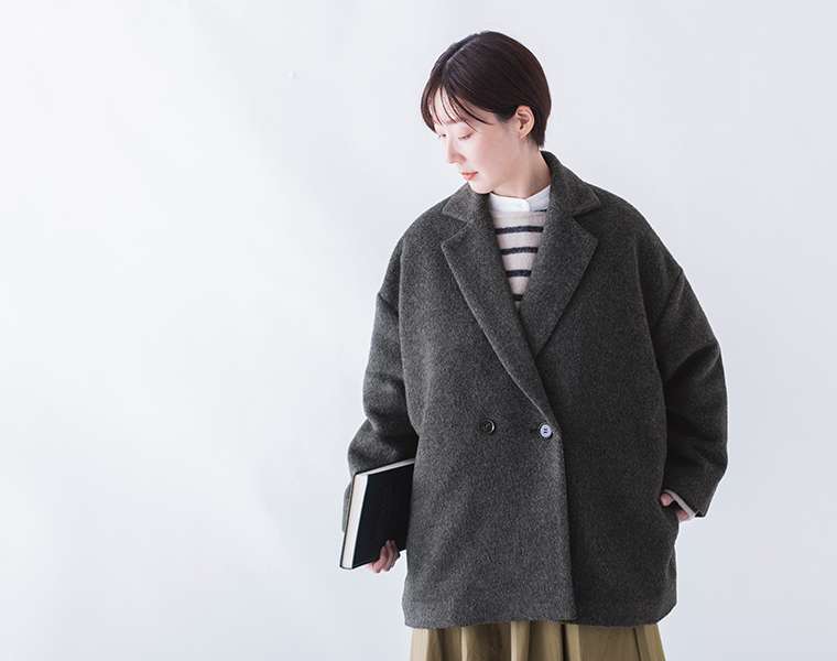 シャギー素材の質感がわかる上半身アップ