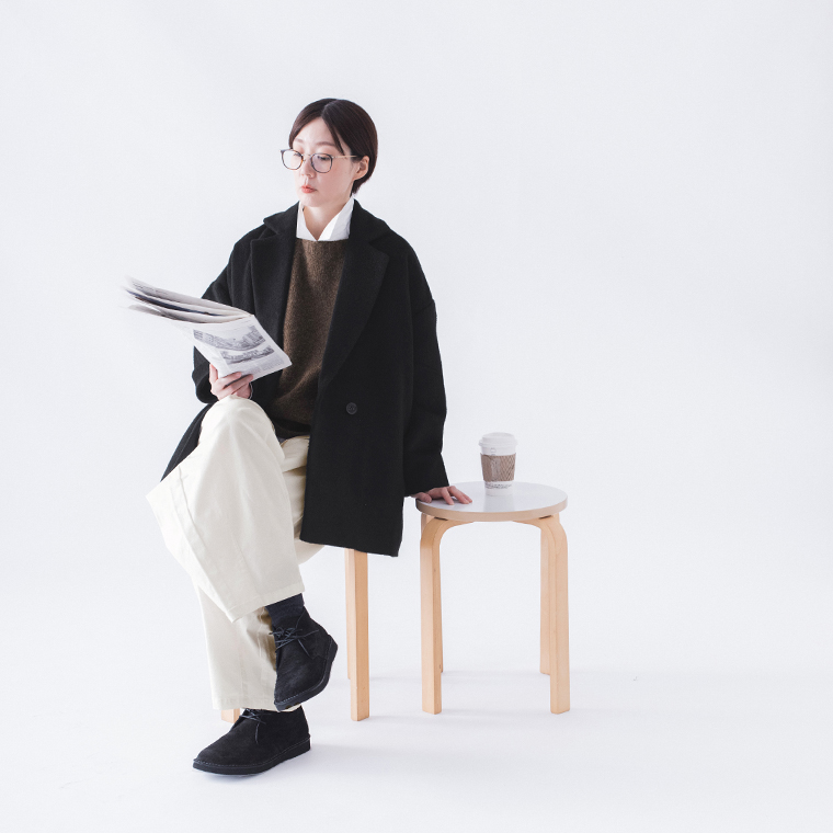 ブラックコート着用のシンプルコーデ（全身）