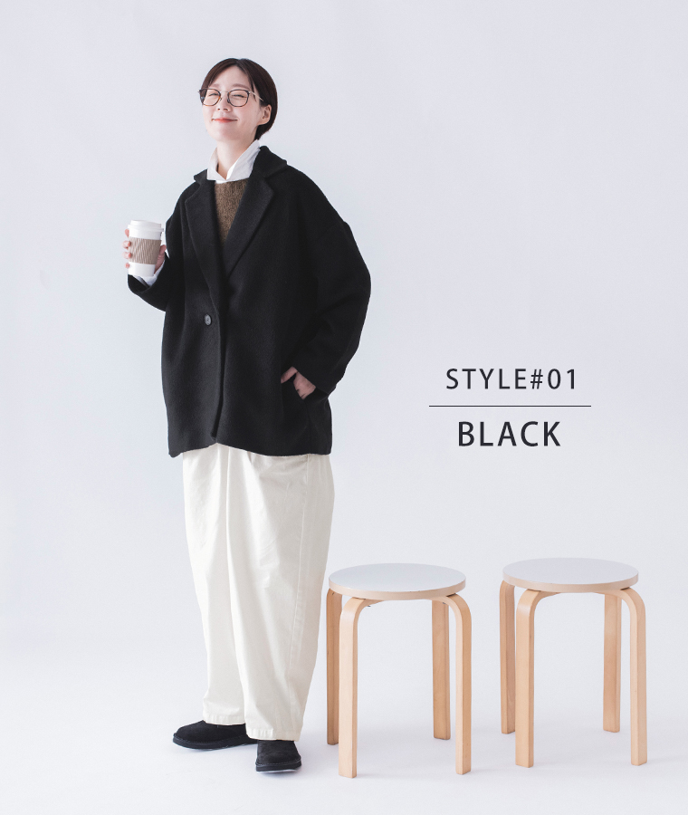 ブラックのシャギーコートを着た女性モデル（全身）