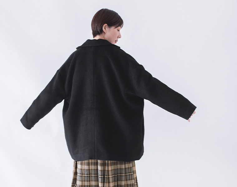 長すぎない着丈が特徴のシャギーコート（後ろ姿）
