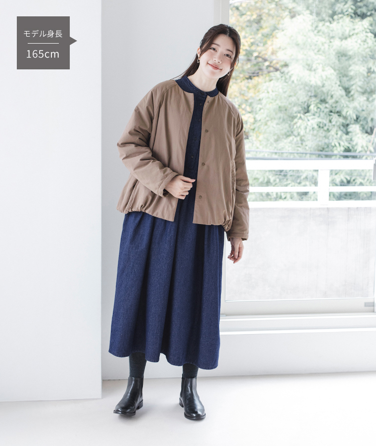 Lintu Laulu 中綿ショートコートとデニムワンピースの冬のレイヤードコーデ 全身カット