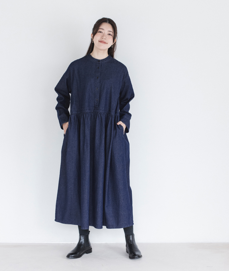 Lintu Laulu ウエストギャザー入りデニムワンピースを着た女性モデルの全身コーデ