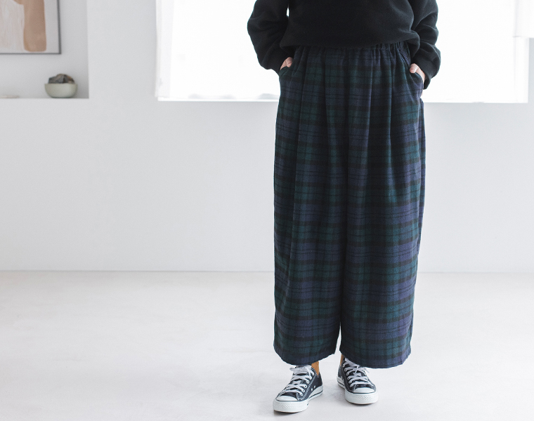 Lintu Laulu ブラックウォッチ柄ワイドパンツのシルエットが分かるアイテム寄りカット