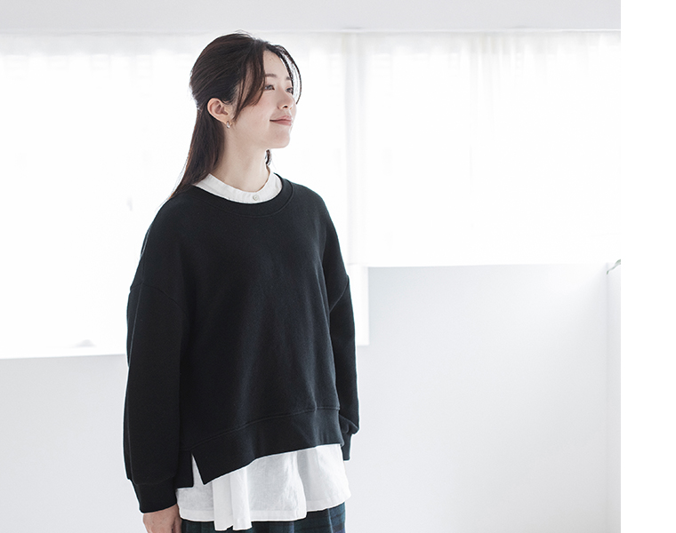 Lintu Laulu 裏毛プルオーバーを着た女性モデルのバストアップカット