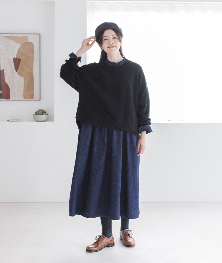 Lintu Laulu 裏毛プルオーバーをデニムワンピースに重ねた冬のレイヤードコーデ 全身