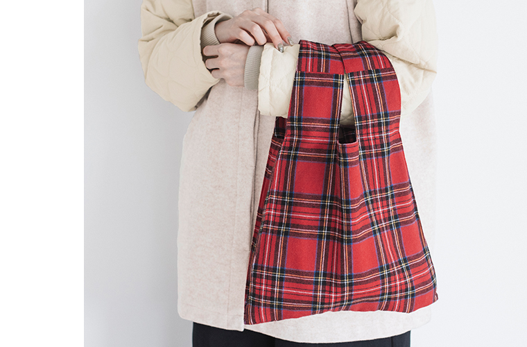 LUPILIEN ネルチェックバッグのディテールが分かるアイテム寄りカット