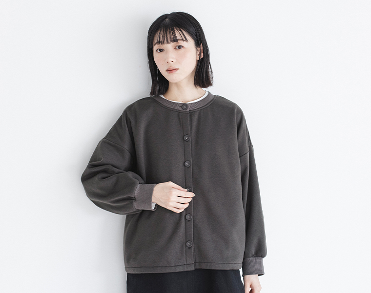 LUPILIEN 裏起毛カーディガンを着た女性モデルのバストアップカット