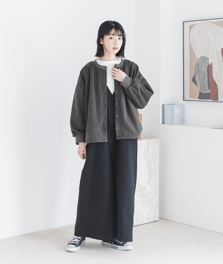 LUPILIEN 裏起毛カーディガンを重ねたサロペットの大人カジュアルコーデ 全身カット