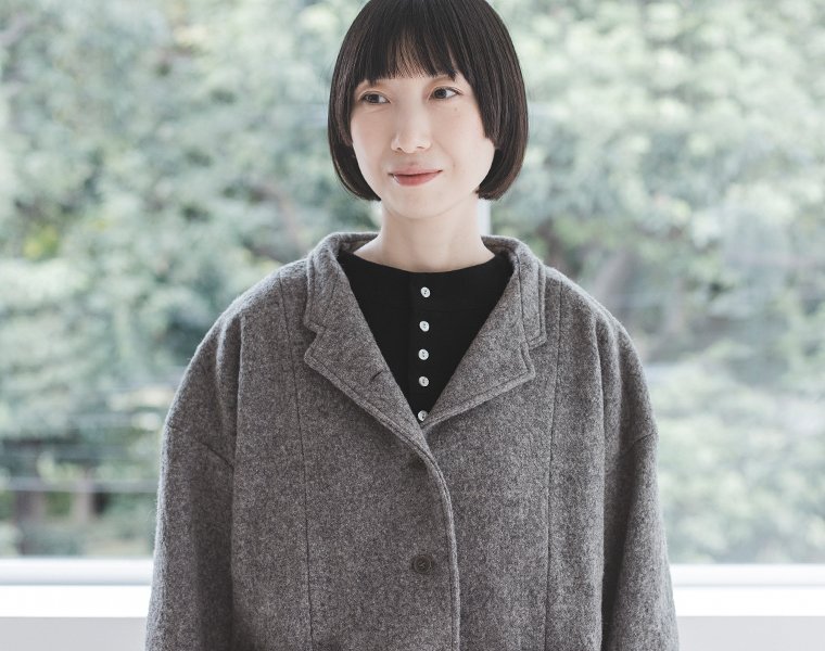 08Mab 襟2wayショートコートのディテールが分かるバストアップカット