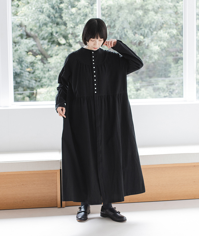 08Mab 起毛素材の3wayティアード多ボタンワンピースを着た女性モデルの全身カット