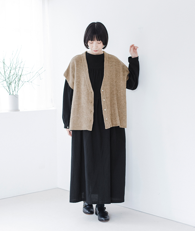 08Mab ニットベストカーディガンをワンピースに重ねた冬のレイヤードコーデ 全身カット