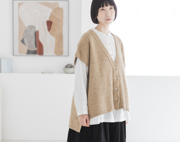 08Mab ニットベストカーディガンを白ブラウスに重ねた上半身のコーディネート