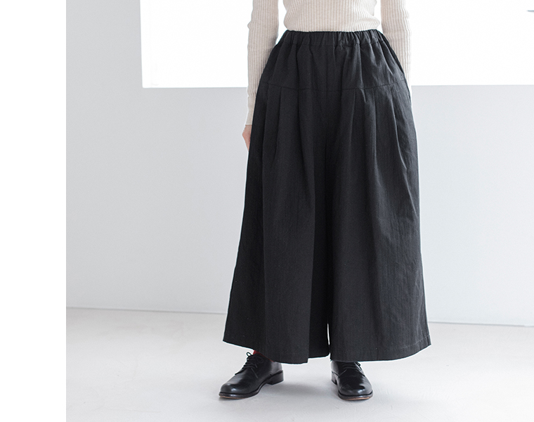 08Mab タックワイドパンツのシルエットが分かる腰から下のカット