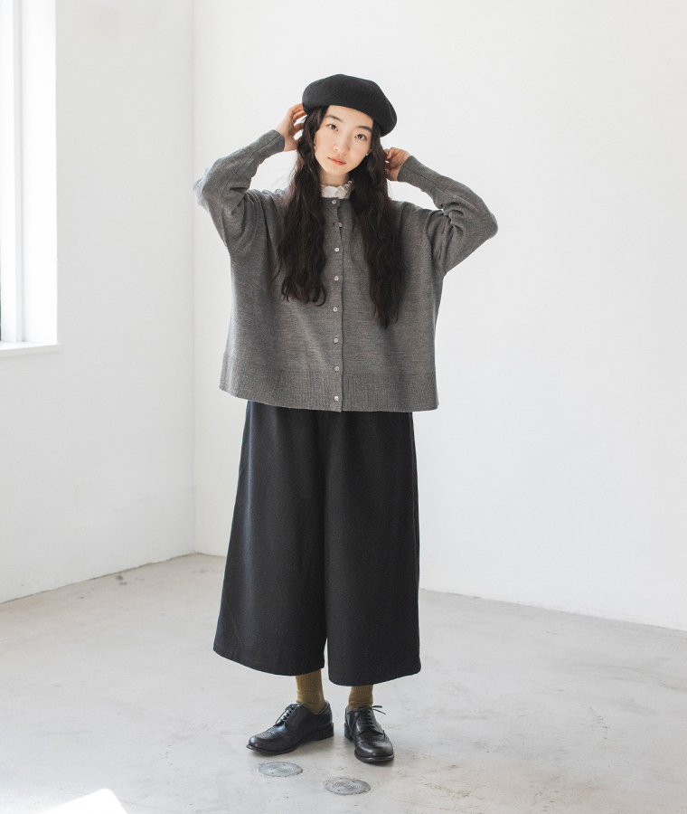 黒ベレー帽を合わせたナチュラルな全身コーデ