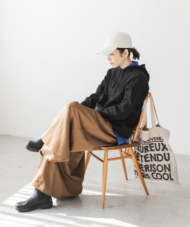 白のウールキャップを合わせた女性の全身コーデ