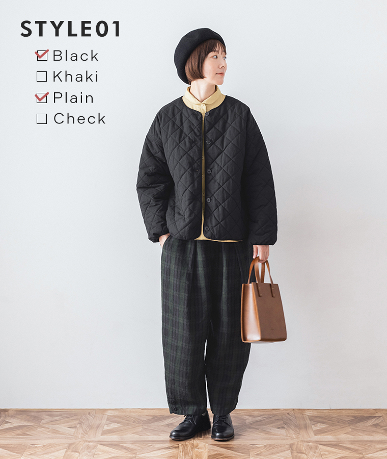 リバーシブルキルティングジャケット（ブラック）を主役にした女性のカジュアルコーディネート