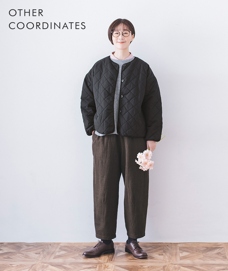 リバーシブルキルティングジャケット（ブラック）にブラウンパンツを合わせた着こなし